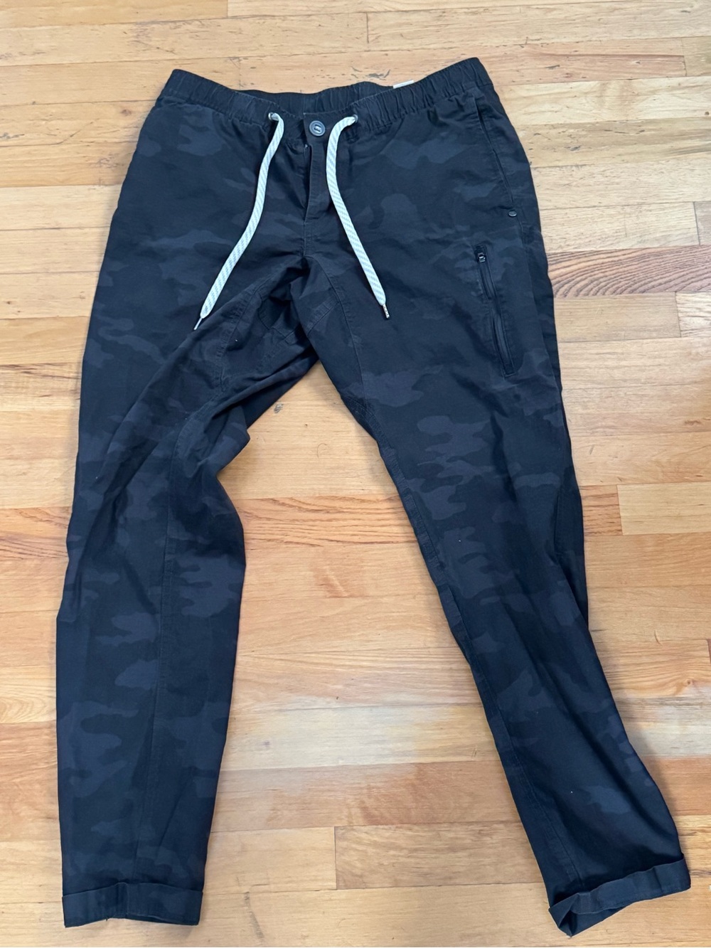 Vuori Men's Black Camo Ripstop Pants Size Large